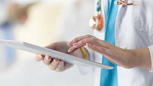 Ärztin überprüft Daten auf dem Tablet | @lenets_tan - stock.adobe.com