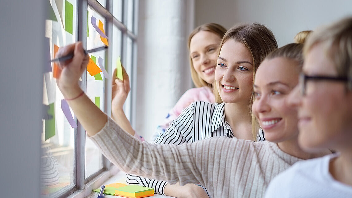 Frauen schreiben auf Zettel am Fenster | Foto: ©contrastwerkstatt – stock.adobe.com