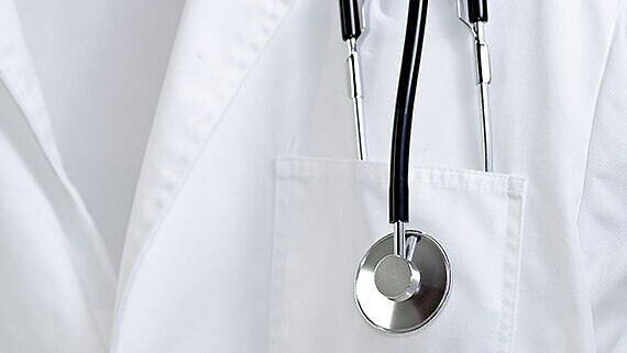 Arzt mit einem Stethoskop | @WunderBild – stock.adobe.com