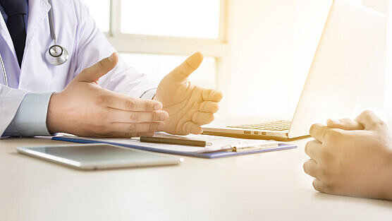 Arzt und Patient besprechen etwas im Krankenhaus am Computer in der Arztpraxis | Foto: ©onephoto – stock.adobe.com