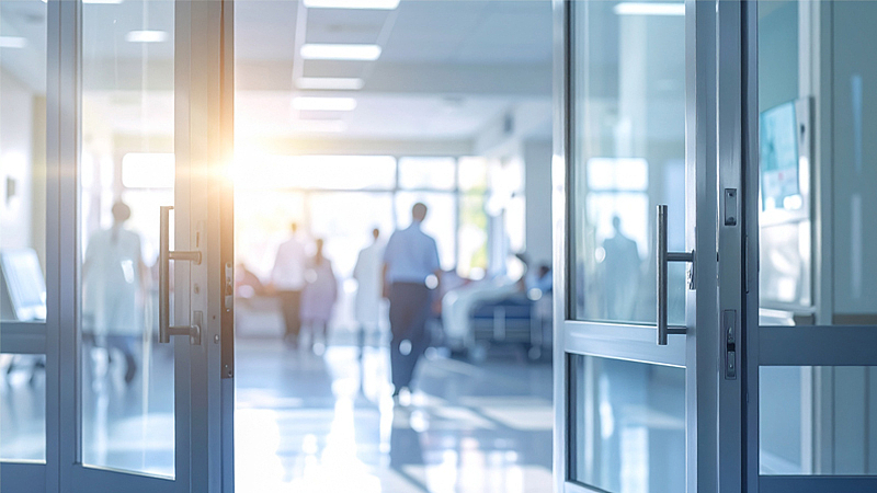 Blick in Klinikgebäude | Foto: ©Alan – stock.adobe.com