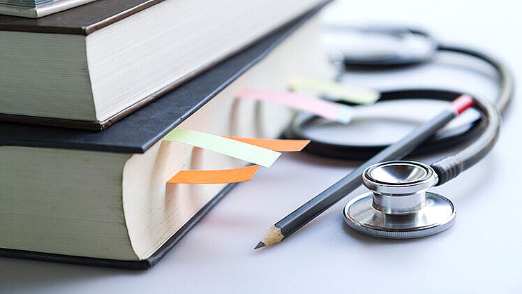 Bücherstapel und ein Stethoskop | Foto: ©ktasimar – stock.adobe.com