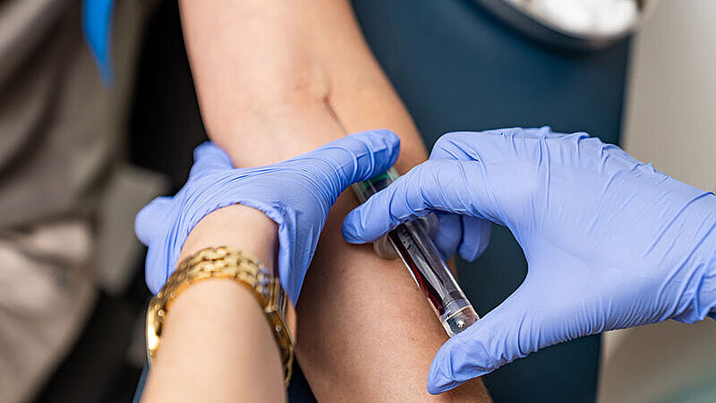 Medizinisches Fachpersonal nimmt Blutproben | Foto: ©Vadim – stock.adobe.com